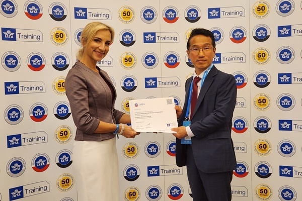 인천국제공항공사 강용규 인재개발원장(사진 오른쪽)과 IATA 스테파니 시오피 교육담당 본부장(사진 왼쪽)이 운영협약 체결 후 기념촬영을 하고 있다. ⓒ 파이낸셜데일리 / 인천국제공항공사
