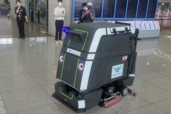 지난 6일 인천공항 제1여객터미널 3층 출국장에서 AI 자율주행 청소로봇이 승객과 장애물을 피해 바닥 청소를 하고 있다. ⓒ 파이낸셜데일리 / 인천국제공항공사