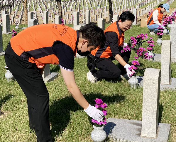 임직원 봉사자 40여 명은 제41~42묘역 총 1,582위를 포함한 주변 묘역까지 돌며 태극기 꽂기, 헌화 및 묘비 닦기, 잡초제거 등의 정화 활동을 펼쳤다. ⓒ 파이낸셜데일리 / 미래에셋생명