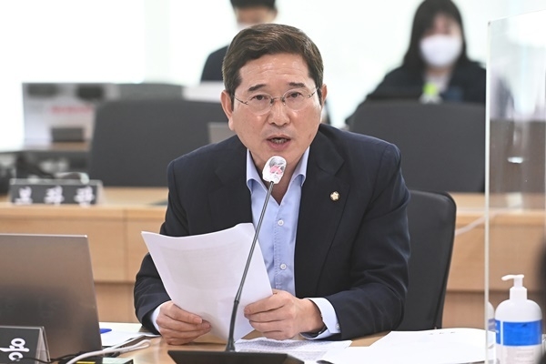 국민의힘 김학용 의원이 지난 14일 경기도 수원시 영통구 경기도청에서 열린 국회 국토교통위원회의 경기도에 대한 국정감사에서 질의하고 있다. ⓒ 파이낸셜데일리 / 뉴시스