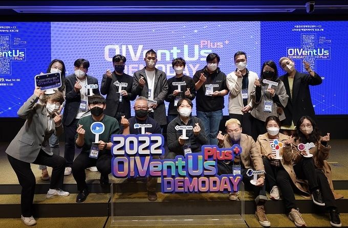 CJ와 창조경제혁신센터가 함께 하는 오벤터스플러스 데모데이에서 관계자들이 기념 사진을 찍고 있다 ⓒ 파이낸셜데일리 / CJ