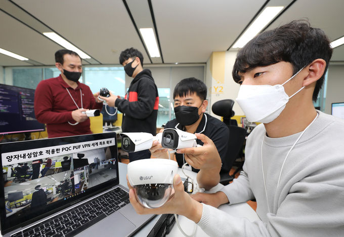 LG유플러스 직원들이 지능형CCTV 카메라를 연결해 안전하게 영상이 전송되는지 테스트하는 모습 ⓒ 파이낸셜데일리 / LG유플러스 