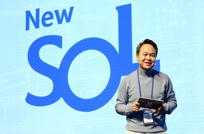 신한은행 본점에서 개최된 뉴 쏠(New SOL) 언팩 행사에서 신한은행 진옥동 은행장이 행사에 참여한 고객들에게 신한은행의 DT 추진 철학에 대해 설명하는 모습 ⓒ 파이낸셜데일리 / 신한은행