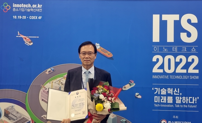 표창 수상 후 기념촬영을 하고 있는 제일전기공업 김용규 부사장 ⓒ 파이낸셜데일리 / 제일전기공업