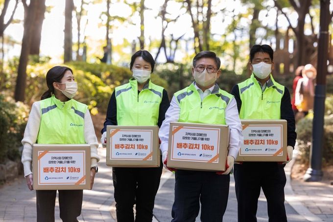 새마을금고중앙회 임직원들이 김장김치를 전달하고 있다. 사진 좌측에서 세 번째 새마을금고중앙회 지도이사 황국현 ⓓ 파이낸셜데일리 / 새마을금고중앙회