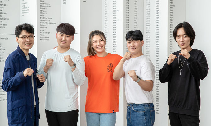 최현미 선수와 해솔직업사관학교 학생들이 영상 촬영을 기념해 함께 포즈를 취하고 있다 ⓒ 파이낸셜데일리 / KB금융그룹