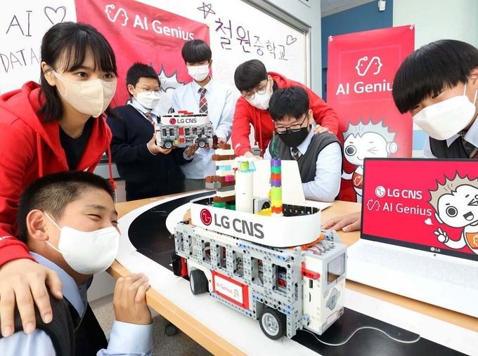 LG CNS, 강원도 철원중학교 학생들이 AI지니어스 수업에서 자율주행차 만들기 체험을 하고 있다 ⓒ 파이낸셜데일리 / LG CNS