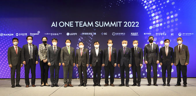 AI 원팀 서밋 2022에서 KT 구현모 대표(왼쪽에서 5번째)를 비롯한 AI 원팀 참여기관 대표자들이 행사를 마치고 기념사진을 촬영하고 있다. 왼쪽부터 한국투자증권 신봉관 본부장, 녹십자홀딩스 이진천 실장, ㈜한진 조현민 사장, LG전자 김병훈 부사장, KT 구현모 대표, 동원그룹 박인구 부회장, 우리은행 이원덕 은행장, KAIST 이광형 총장, 한양대학교 김우승 총장, 성균관대학교 신동렬 총장, 현대중공업그룹 김성준 부사장, 과학기술정보통신부 강도현 정보통신정책실장, ETRI 김명준 원장 ⓒ 파이낸셜데일리 / KT