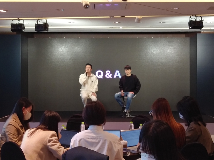 개인사업자 뱅킹 프레스톡에서 기자들의 질의에 답변중인 이병수 개인사업자스튜디오 팀장(좌측)과 김진호 신용리스크모델링팀 매니저(우측) ⓒ 파이낸셜데일리 / 정경춘 기자