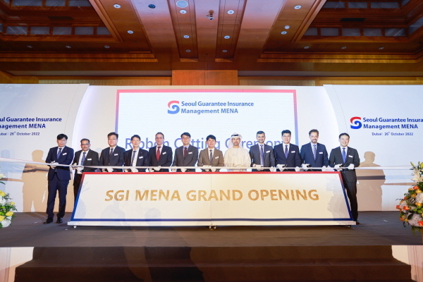 26일 아랍에미리트 두바이에서 열린 SGI서울보증 중동 현지법인(SGI MENA) 출범식에서 유광열 SGI서울보증 대표이사(가운데)가 참석자와 함께 테이프 커팅을 하고 있다. ⓒ 파이낸셜데일리 / SGI서울보증
