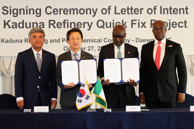27일 백정완 대우건설 사장(가운데 왼쪽)과 멜레 키야리(Mele Kyari) NNPC사 Group CEO(가운데 오른쪽) 소공동 롯데호텔서울에서 카두나 정유시설 긴급보수공사 LOI를 접수하고 기념촬영하고 있다. 사진왼쪽부터 정원주 부회장, 백정완 대우건설 사장, 멜레 키야리 NNPC사 Group CEO, 티미프레 실바 석유자원부 장관 ⓒ 파이낸셜데일리 / 대우건설