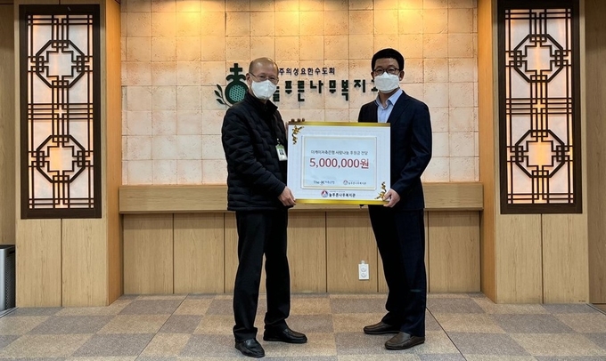 더케이저축은행, 늘푸른나무복지관 후원금 전달식 ⓒ 파이낸셜데일리 / 더케이저축은행