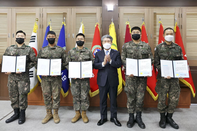 25일 경기도 포천에 소재한 육군 제6군단에서 윤종원 IBK기업은행장이 모범장병들에게 격려금을 전달한 후 기념촬영을 하고 있는 모습 ⓒ 파이낸셜데일리 / IBK기업은행