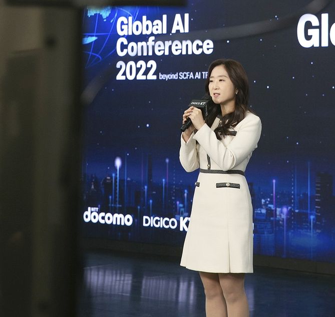KT 융합기술원 AI2XL연구소장 겸 SCFA AI TF장 배순민 상무가 콘퍼런스 시작을 알리는 모습 ⓒ 파이낸셜데일리 / KT