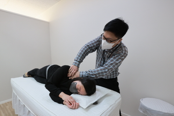 신설동 한화생명 서울콜센터 내 ‘새늘 쉼터’에서 시각장애인 안마사가 ‘수기치료 서비스’를 제공하고 있다. ⓒ 파이낸셜데일리 / 한화생명