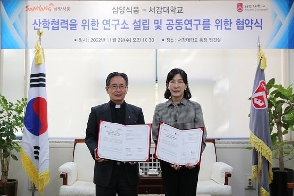지난 2일 진행된 협약식에서 김정수 삼양식품 부회장(오른쪽)과 심종혁 서강대학교 총장이 기념 촬영을 하고 있다. ⓒ 파이낸셜데일리 / 삼양식품