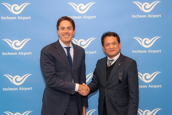 지난 2일 머스크 에어카고 신규취항 행사에 앞서 공사 회의실에서 인천국제공항공사 김경욱 사장(사진 오른쪽)과 머스크 에어카고 미켈 포자스 루치 글로벌 항공부문 부사장(사진 왼쪽)이 환담을 나눈 후 기념촬영을 하고 있다. ⓒ 파이낸셜데일리 / 인천국제공항공사