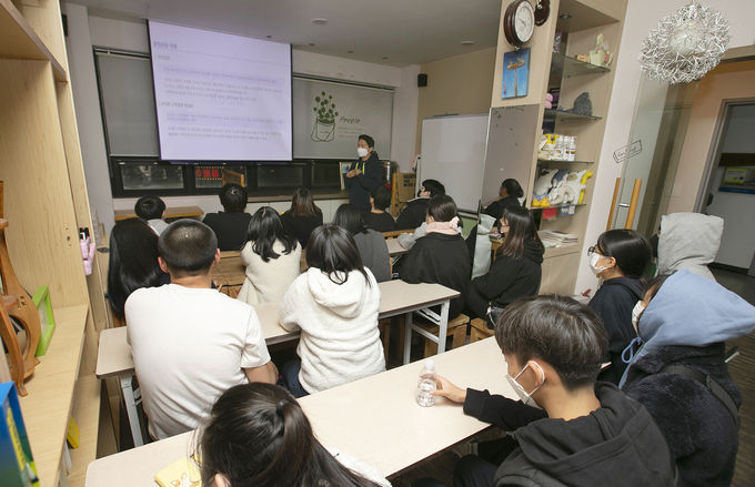 경기도 하남시 민들레꽃피우기 지역아동센터에서 케이뱅크 직원이 청소년들을 대상으로 금융교육을 진행하고 있다. ⓒ 파이낸셜데일리 / 케이뱅크