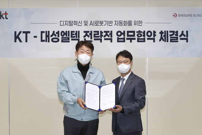 (왼쪽부터) 대성엘텍 양원기 대표와 KT 강남법인고객본부장 성원제 상무가 업무협약을 마치고 기념사진을 촬영하고 있는 모습 ⓒ 파이낸셜데일리 / KT