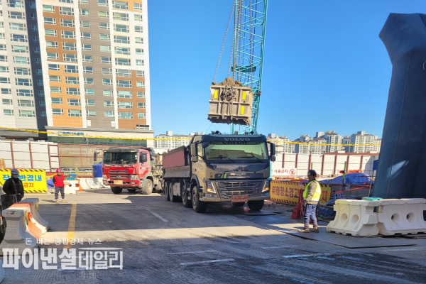 비산먼지 저감시설인 세륜시설없이 사토가 반출되는 신세계건설 현장 ⓒ파이낸셜데일리/박미화 기자
