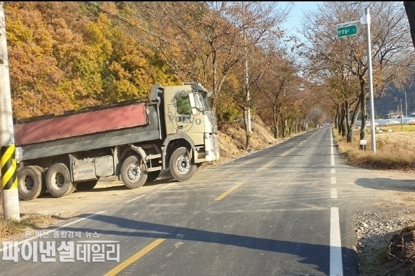 좁은 국도길에서 공사 건설 차량이 중앙선을 넘나들고 있어도 수신호도 없어 사고의 위험에 노출되어 있다. ⓒ파이낸셜데일리/박미화 기자