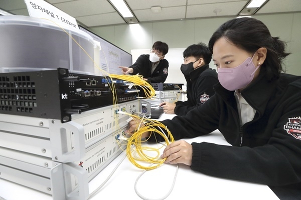 KT 융합기술원 연구원들이 양자 채널 일원화 장비 시스템을 모니터링하는 모습. ⓒ 파이낸셜데일리 / KT