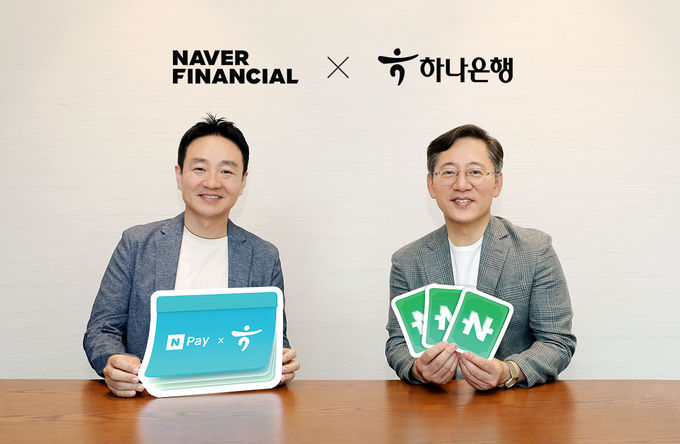 하나은행은 네이버파이낸셜과의 제휴를 통해 혁신금융서비스 「네이버페이 머니 하나 통장」을 출시했다. 「네이버페이 머니 하나 통장」 출시를 기념해 박성호 하나은행장(사진 오른쪽)과 박상진 네이버파이낸셜 대표이사(사진 왼쪽)가 기념촬영을 하고 있다. ⓒ 파이낸셜데일리 / 하나은행