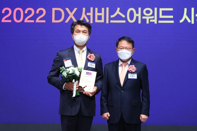 8일 서울시 중구 롯데호텔에서 열린 'DX서비스어워드 시상식'에서 (왼쪽)성채현 KB국민은행 개인고객그룹 대표와 (오른쪽)강명수 한국표준협회장이 기념촬영을 하고 있다. ⓒ 파이낸셜데일리 / KB국민은행