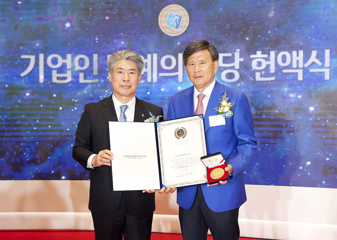 9일 서울 을지로 기업은행 본점에서 열린 ‘2022 기업인 명예의 전당 헌액식‘에서 윤종원 IBK기업은행장(왼쪽)과 배지수 와이제이씨 회장(오른쪽)이 행사를 마치고 기념 촬영을 하고 있는 모습 ⓒ 파이낸셜데일리 / IBK기업은행