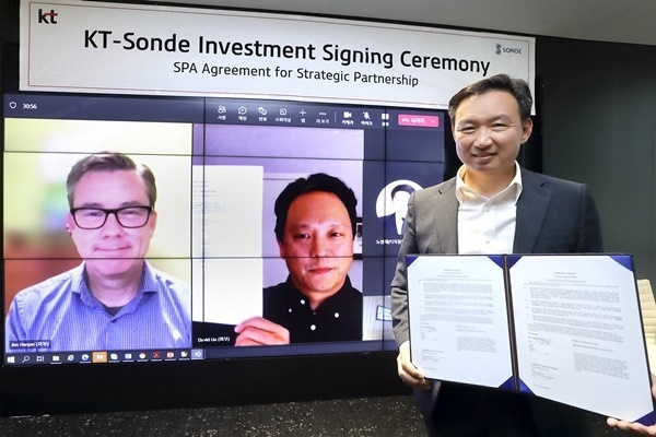 KT 디지털&바이오헬스사업단장 임승혁 상무(오른쪽)가 손드 헬스 CEO David Liu(가운데)와 COO Jim Harper(왼쪽)와 전략적 파트너십 체결 후 기념촬영 하고 있다. ⓒ 파이낸셜데일리 / KT
