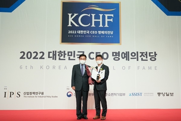 S-OIL 이기봉 상무(오른쪽)와 산업정책연구원 박기찬 원장(왼쪽)이 수상식 후 기념촬영을 하고 있다. ⓒ 파이낸셜데일리 / S-oil