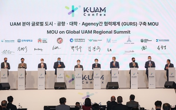 10일 인천 파라다이스시티에서 개최된 제2회 K-UAM Confex에서 인천국제공항공사 김경욱 사장(사진 왼쪽에서 6번째) 및 관계자들이 ‘UAM 분야 글로벌 도시, 공항, 대학, Agency 간 협력체계(GURS) 구축 MOU’를 체결하고 함께 기념촬영을 하고 있다. ⓒ 파이낸셜데일리 / 인천공항공사