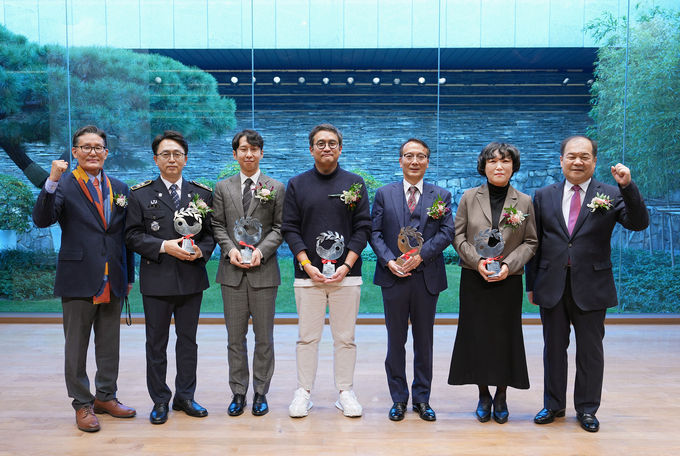 ‘2022 교보교육대상’시상식 개최. 사진 왼쪽부터 윤평중(한신대 명예교수), 김영식(서울동부구치소 소장), 옥효진(송수초등학교 교사), 김동규(민주시민교육원나락한알), 문영호(충남기계공업고등학교 교사), 오승훈(장성중학교 교사), 선종학(교보교육재단) ⓒ 파이낸셜데일리 / 교보교육재단 