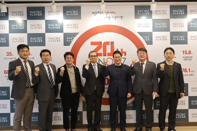 DB손해보험 김병은팀장(오른쪽 3번째)과 이노비즈협회 김세종 정책연구원장(오른쪽 4번째)이 업무협약을 맺고 임직원들과 기념촬영을 하고있다. ⓒ 파이낸셜데일리 / DB손해보험