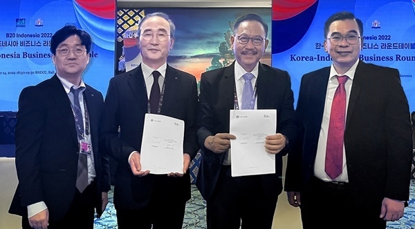 LG CNS 대표이사 김영섭 사장(왼쪽 두번째)과 인도네시아 신수도청 밤방 수산토노 장관(왼쪽 세번째)이 14일 인도네시아 발리에서 신행정수도 누산타라 스마트시티 설계 협력을 위한 MOU 체결 후 기념촬영을 하고 있다. ⓒ 파이낸셜데일리 / LG CNS