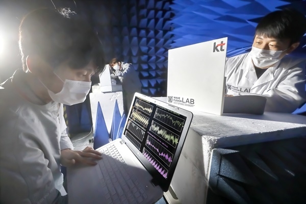 KT 융합기술원 및 서울대학교 연구원이 RIS(지능형 반사 표면) 기술의 성능을 검증하는 모습. ⓒ 파이낸셜데일리 / KT