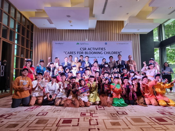 14일 인도네시아 자카르타에서 진행된 사회공헌행사(Cares For Blooming Children)에서 KB국민카드, KB 파이낸시아 멀티파이낸스 직원들과 야야산 프리마 운굴 아이들이 기념촬영 하고 있다. ⓒ 파이낸셜데일리 / KB국민카드