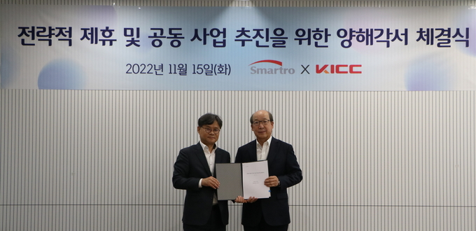 스마트로 장길동 대표(왼쪽)와 한국정보통신 임명수 대표(오른쪽)가 양해각서를 체결 후 기념촬영 ⓒ 파이낸셜데일리 / 스마트로