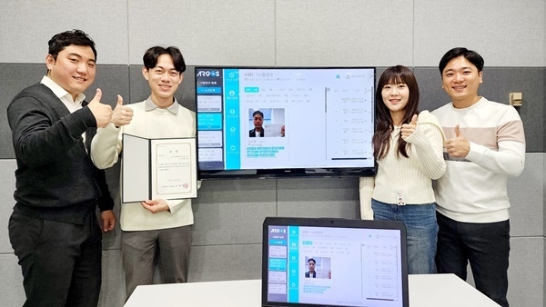 ‘그룹 CIO상’을 수상한 kt DS 직원들이 기념사진 촬영을 하는 모습. ⓒ 파이낸셜데일리 / KT