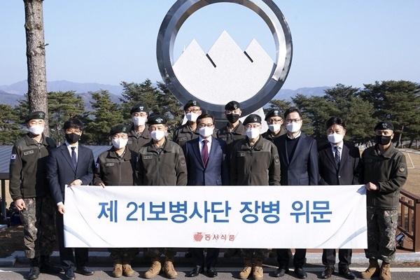 17일 강원도 양구군에 위치한 제21보병사단에서 진행된 '동서식품 자매결연 부대 기부금 및 위문품 전달식'에서 동서식품 박영호 부사장(왼쪽에서 다섯번째), 제21보병사단 이상렬 사단장(왼쪽에서 여섯번째)을 비롯한 양측 관계자들이 기념사진을 촬영하고 있다. ⓒ 파이낸셜데일리 / 동서식품