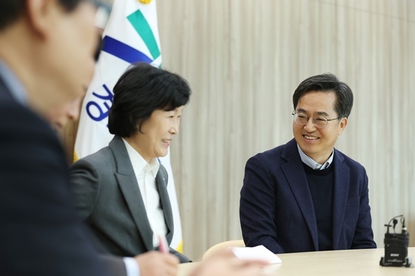 김동연 경기도지사는 18일 오세희 소상공인연합회장 등을 면담, 소상공인 지원 정책등을 논의했다. ⓒ 파이낸셜데일리 / 경기도