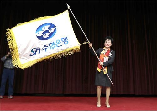 강신숙 신임 수협은행장이 지난 17일, 서울 송파구 수협은행 본사에서 진행된 취임식에서 수협은행기를 흔들고 있다. ⓒ 파이낸셜데일리 / Sh수협은행