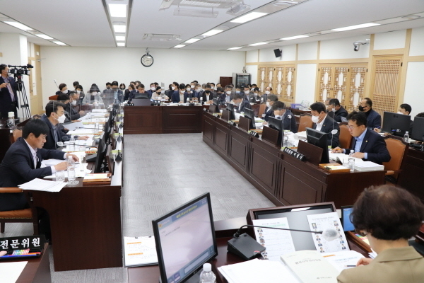 농축산유통국을 끝으로 소관 기관에 대한 행정사무감사 ⓒ파이낸셜데일리/경북도의회