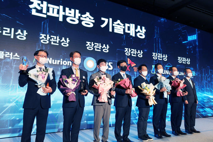 서울 강남구 코엑스에서 진행된 시상식에서 권준혁 LG유플러스 네트워크부문장(왼쪽에서 두번째)이 국무총리상을 수상한 후 기념촬영을 하고 있는 모습. ⓒ 파이낸셜데일리 / LG유플러스