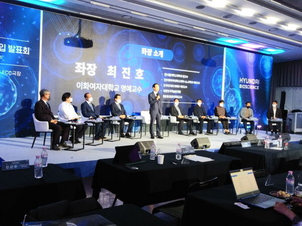 현대바이오사이언스 폴리탁셀 글로벌 임상 진입 발표회에서 전문가 토론을 진행하고 있는 최진호 이화여자대학교 명예교수 ⓒ 파이낸셜데일리 / 정경춘 기자