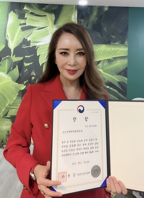 한국케엠케색채연구소 김민경 대표가 ‘제 6회 미래행복대상’에서 행복한 여성 부문 여성가족부 장관상을 수상했다. ⓒ 파이낸셜데일리 / 한국케엠케색채연구소