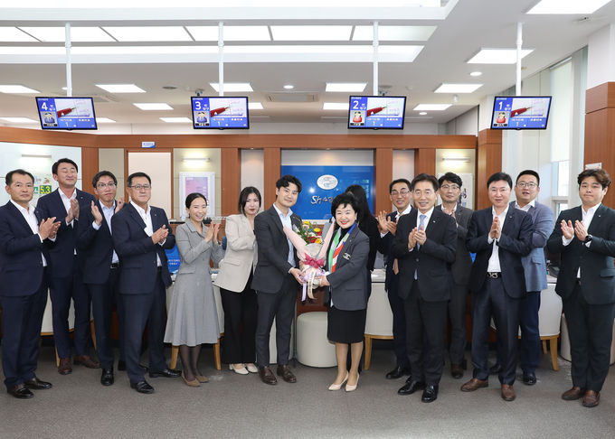 강 행장(가운데)이 제주지역금융본부를 찾아 현장경영을 마치고 직원들과 기념촬영을 하는 모습 ⓒ 파이낸셜데일리 / Sh수협은행