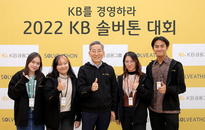 KB금융그룹 윤종규 회장(왼쪽에서 세번째)과 솔버톤 대회에 참가한 인도네시아팀 대학생들이 함께 기념촬영을 하고 있다. ⓒ 파이낸셜데일리 / KB금융그룹