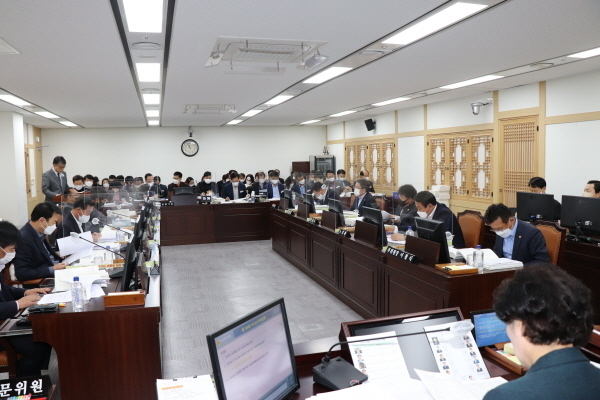 농수산위원회 농축산유통국과 해양수산국, 농업기술원에 대한 ‘2023년도 세입ㆍ세출 예산안’ 심사 ⓒ파이낸셜데일리/경북도의회