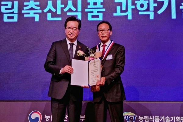 농림축산식품부 정황근 장관(좌)과 샘표식품 우리발효연구중심 최용호 연구실장(우). ⓒ 파이낸셜데일리 / 샘표